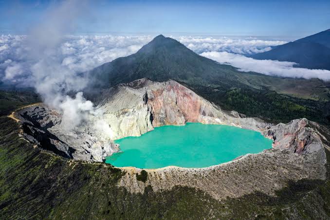 Wisata Kawah Ijen Banyuwangi, Menikmati Api Biru dan Pemandangan Kawah yang Memukau